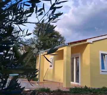 Šarmantna prizemnica s bazenom u mirnom okruženju – okolica Svetvinčenta - cover