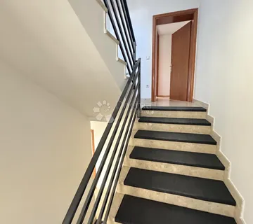 KUĆA ZA NAJAM  - cover