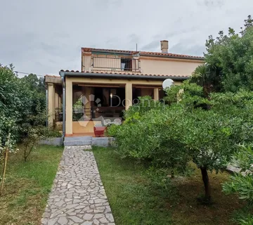 PREDIVNA OBITELJSKA KUĆA - cover