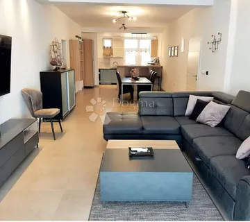 Rovinj - moderan obiteljski stan sa dvorištem - cover