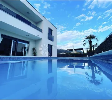 Vila sa bazenom, saunom i dva stana, Kaštel Stari - cover