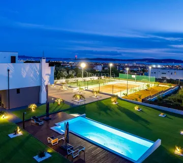 Zadar, vila sa bazenom, teniskim igralištem i okućnicom  - cover