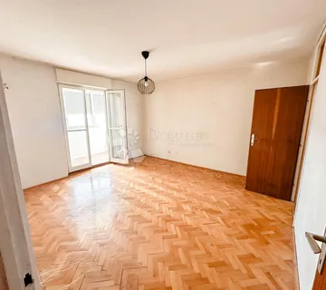 ŠUBIĆEVAC, PROSTRAN OBITELJSKI STAN S POGLEDOM NA MORE I STADION - cover