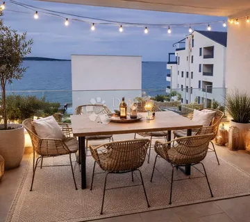 Profinjeni novi stan s panoramskim pogledom na more - cover