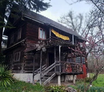 Drvena vikendica na kat - cover