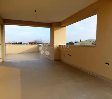 STAN S VELIKOM KROVNOM TERASOM I GARAŽOM! - cover