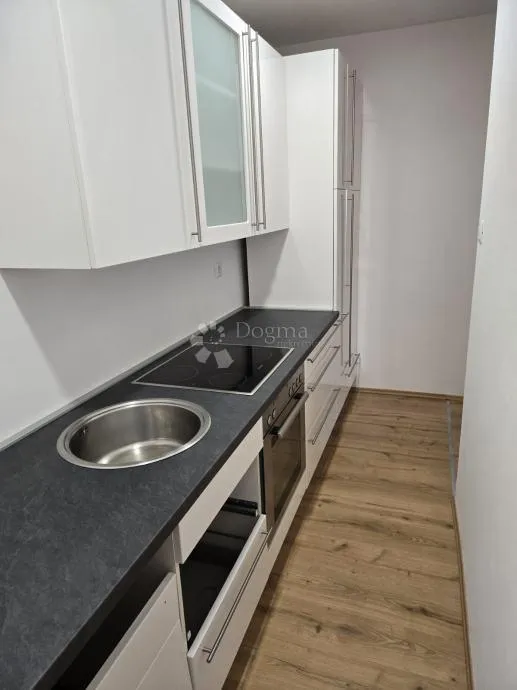 Kuća u nizu sa solarnom elektranom - cover