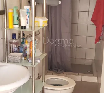 Primorska kućica prvi red do mora - cover