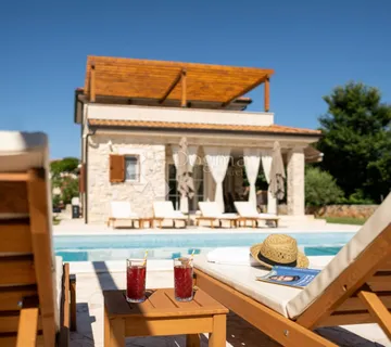 OTOK KRK SAMOSTOJEĆA VILA - cover