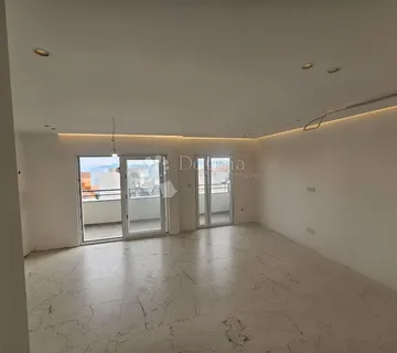 Trosoban komforan dvoetažni stan s panoramskim pogledom na more!  - cover