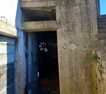 Stara kuća u srcu zaseoka - cover