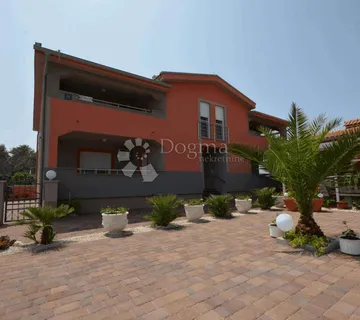 VIR – SAMOSTOJEĆA KUĆA S 4 APARTMANA, 300 m OD MORA - cover