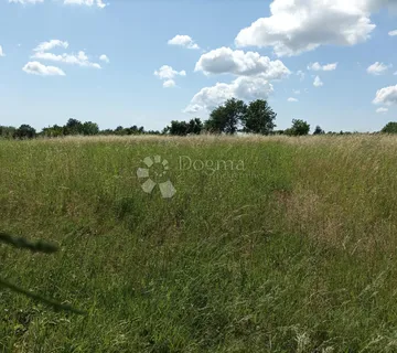 Malo poljoprivredno zemljište u blizini sela - cover