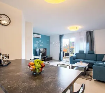 MODERAN STAN SA GARAŽOM 500 METARA OD CENTRA  - cover