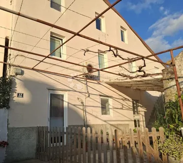 Kuća s velikim potencijalom za život ili turizam – Orašac - cover