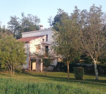 Kuća s prostranom građevinskom parcelom – Pazin - cover