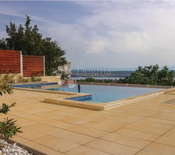 LIJEPA KUĆA U JADRANOVU - cover