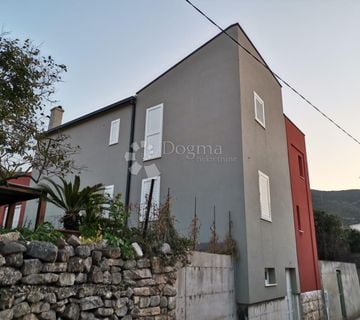 KUĆA ROU BAO 70 METARA OD MORA VIS - cover