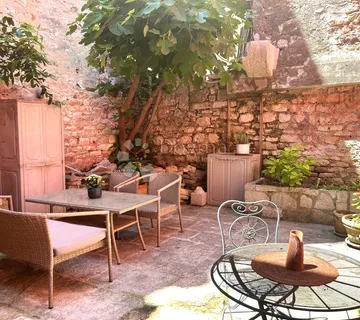 ROVINJ – unikatna kuća s vrtom u srcu starog grada - cover