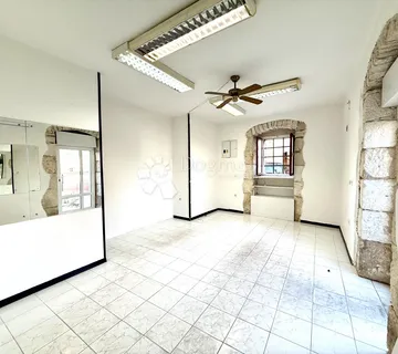 Apartman, (poslovni prostor), 25 m2 u centru Medulina - cover