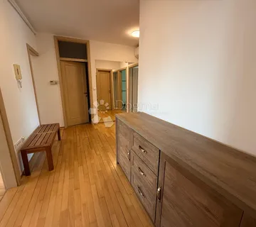 Trosoban stan s dva balkona i puno svjetla  - cover