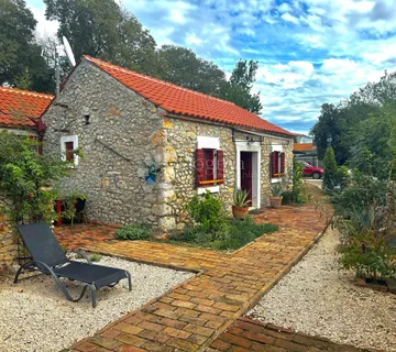 Jedinstvena Investicija: Šarmantno Dalmatinsko Selo s Uhodanim Turističkim Poslovanjem! - cover