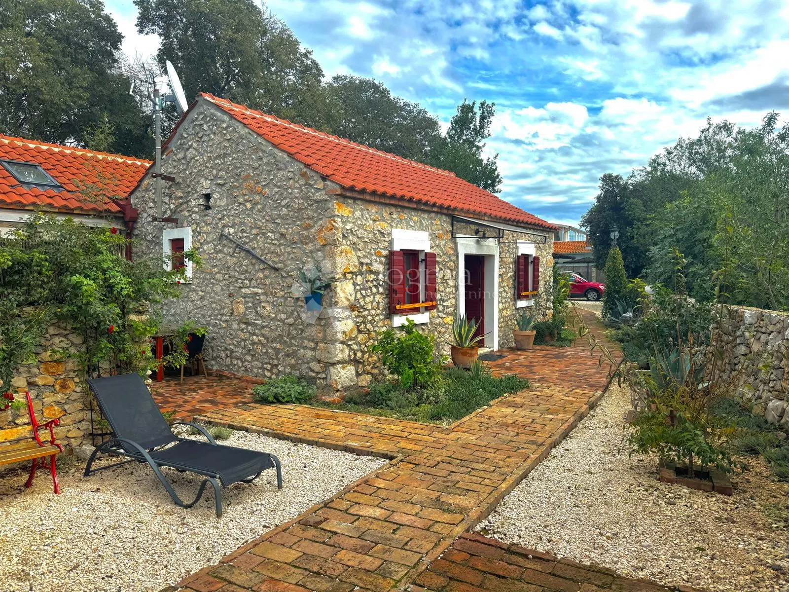 Jedinstvena Investicija: Šarmantno Dalmatinsko Selo s Uhodanim Turističkim Poslovanjem! - cover