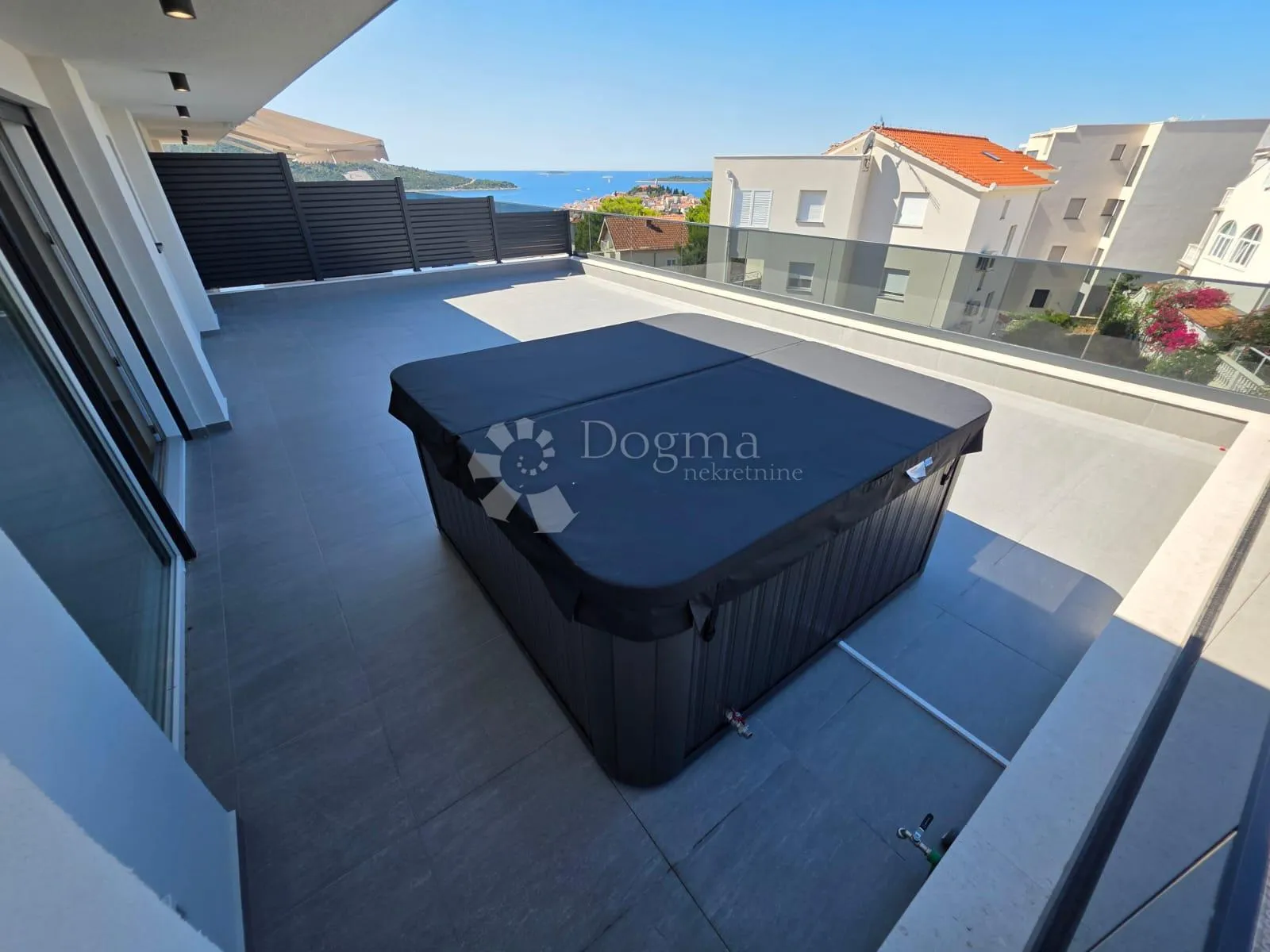 PRIMOŠTEN- EKSKLUZIVNI PENTHOUSE S PREDIVNIM POGLEDOM - cover