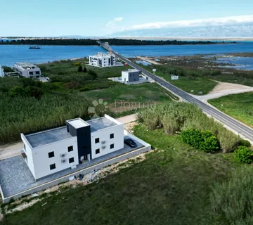 PRIVLAKA - MODERAN PENTHOUSE S4 SA KROVNOM TERASOM - cover