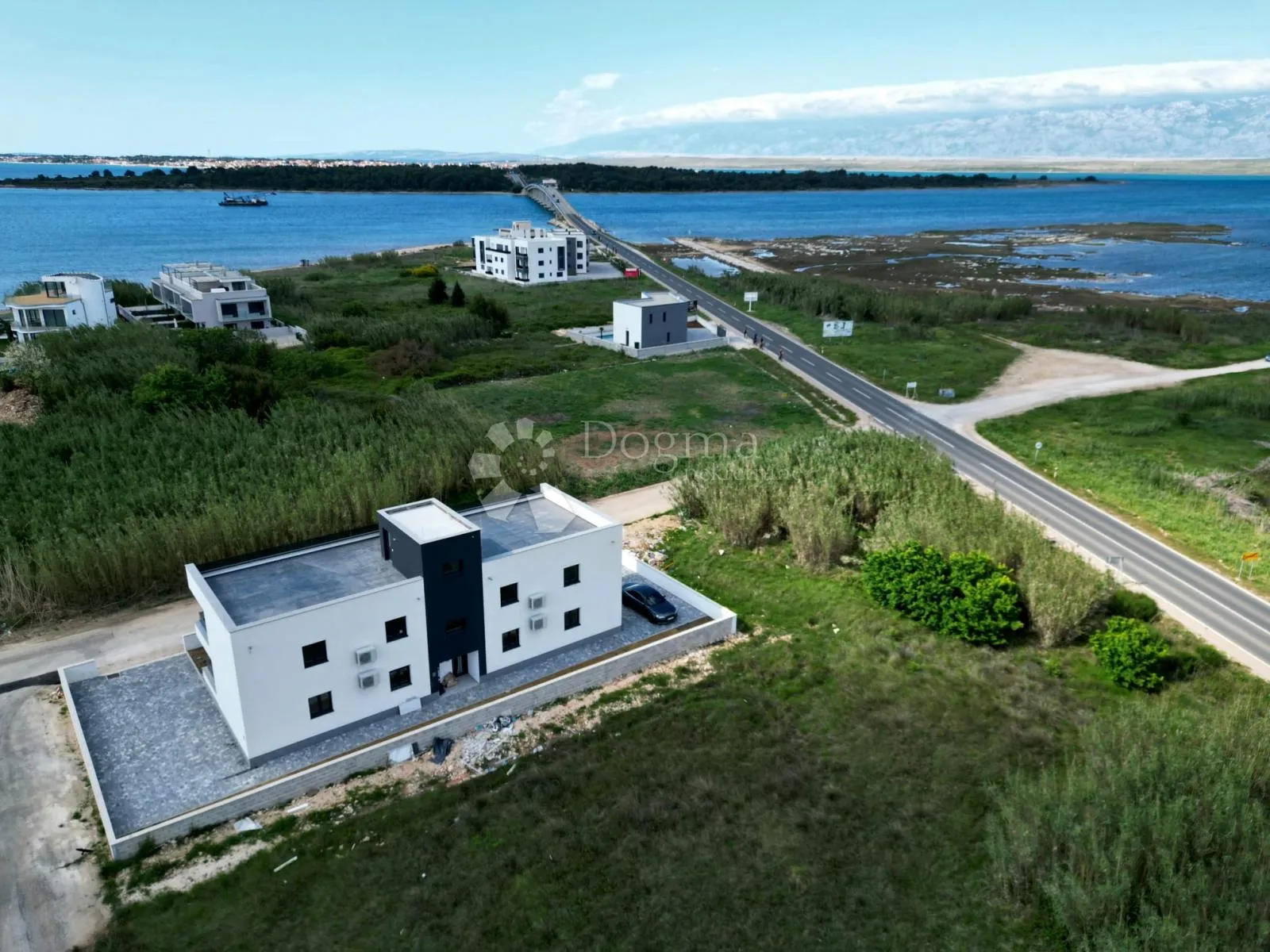 PRIVLAKA - MODERAN PENTHOUSE S4 SA KROVNOM TERASOM - cover