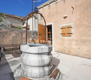 EKSKLUZIVNO! Tradicionalna prostrana kuća  - cover