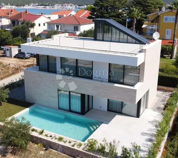 ELEGANTNA VILA BLIZU MORA - cover