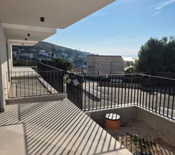 NOVOGRADNJA – MODERAN, PROSTRAN STAN (S3) S TERASAMA MANJE OD 150 m OD PLAŽE – OKRUG GORNJI - cover