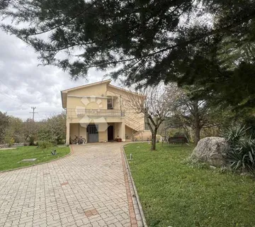 Kuća sa 2 stana - 3 km od Labina - cover