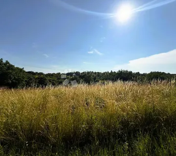 Poljoprivredno zemljište s panoramskim pogledom - cover
