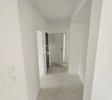 Trosobni stan u novogradnji s vrtom u Kaštel Lukšiću! - cover