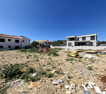 Građevinsko zemljište okruženo vilama 3km od mora - cover