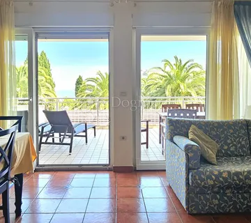 Prostrani stan 100m od uređene plaže - cover