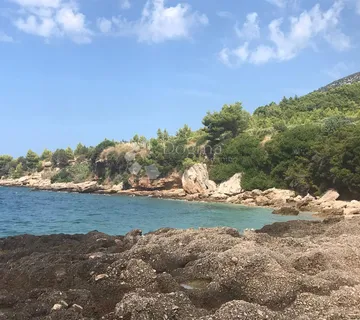 PRODAJE SE – JEDINSTVENO ZEMLJIŠTE U BOLU, OTOK BRAČ (4.280 m²) - cover
