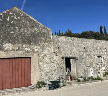 Kuća u Slanom uz dodatno građevinsko zemljište - cover