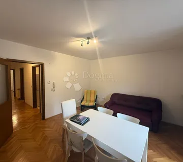 RAVNICE – STAN S GARAŽOM, DVORIŠTEM I PARKINGOM! - cover