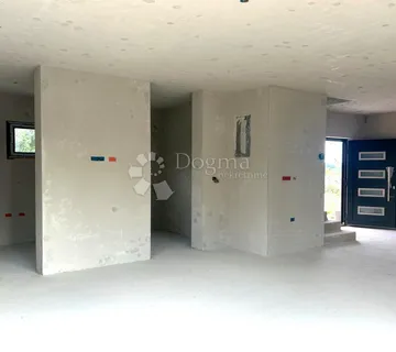 KANFANAR – funkcionalna kuća na prostranoj okućnici s bazenom - cover