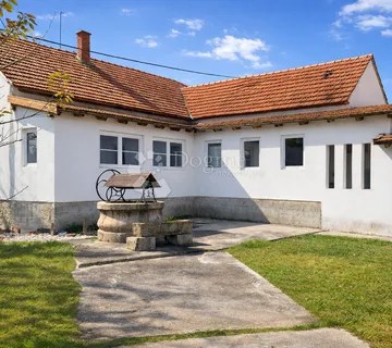 Prostrana samostojeća kuća s velikim zemljištem i gospodarskim objektima - cover