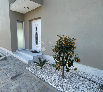 PROSTRANA KUĆA S BAZENOM I PANORAMSKIM POGLEDOM NA MORE – TRIBUNJ - cover