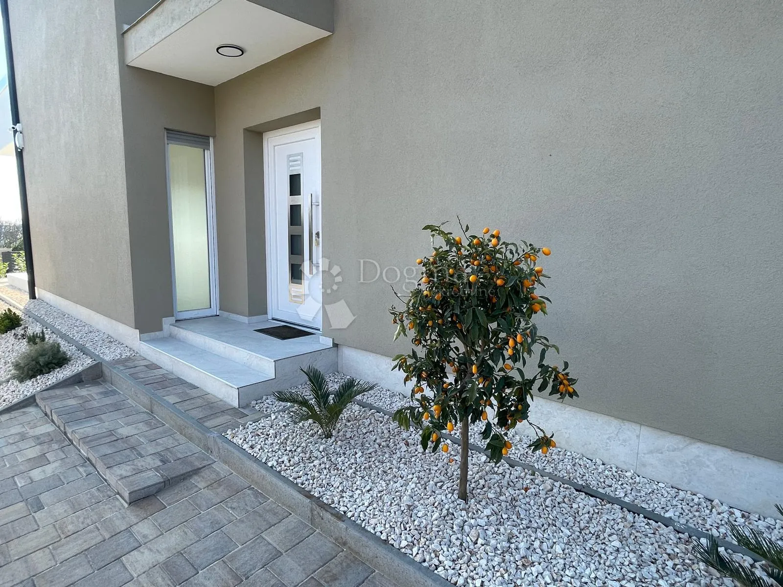 PROSTRANA KUĆA S BAZENOM I PANORAMSKIM POGLEDOM NA MORE – TRIBUNJ - cover