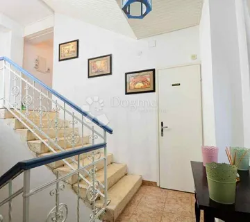  Kuća s investicijskim potencijalom – 200 m od mora, centar Poreč - cover