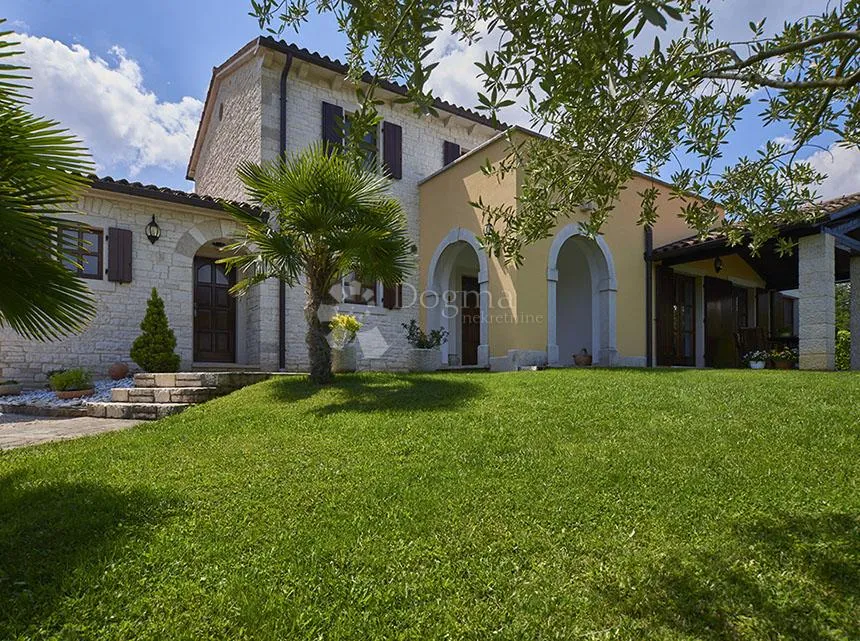 PREKRASNA KAMENA VILLA S BAZENOM SA PANORAMSKIM POGLEDOM! - cover