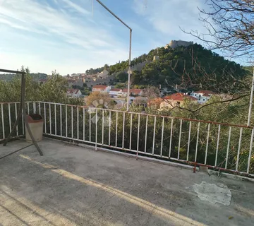 Hvar – stan s terasom i balkonom, otvoren pogled i mirna lokacija - cover