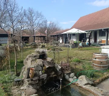 Seoska oaza mira – kuća, jezero, šuma i oranica - cover