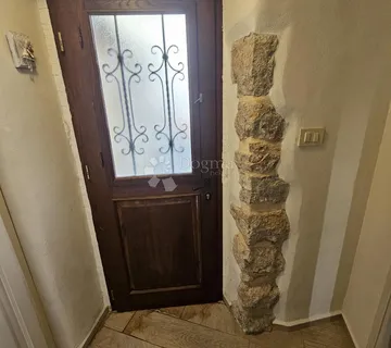 Dvije kuće u nizu u Vrbniku! - cover